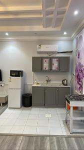 艾卜哈غرفة وصالة في أبها的厨房配有灰色橱柜和白色冰箱
