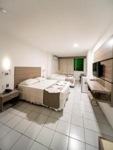 福塔莱萨普拉亚马尔酒店的酒店客房设有两张床和电视。