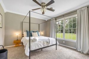 塔拉哈西Cozy - Organic Modern - Bungalow - FSU的一间卧室配有一张床和吊扇