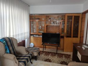 BurhaniyeBahçeli Müstakil Daire的带沙发和电视的客厅