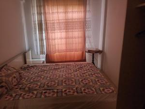 BurhaniyeBahçeli Müstakil Daire的一间卧室配有床,床上装有被子