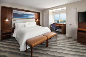 帕萨迪纳帕萨迪纳威斯丁酒店的酒店客房设有一张大床和一张书桌。