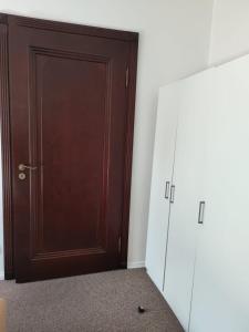 卡托维兹Madera House的一间设有衣柜的房间的棕色门