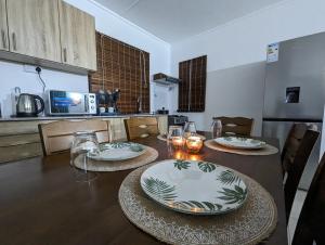 格兰高伯Blissful Abode GV的厨房配有带盘子和玻璃杯的桌子