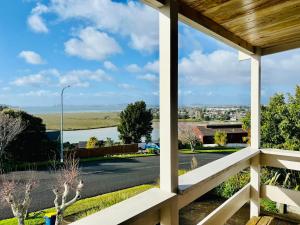 奥克兰Auckland Beachview Homestay with free Netflix, Parking的从房子的门廊上可欣赏到风景