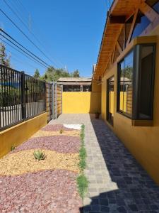 洛斯安第斯Casa Los Andes的通往房子一侧的走道