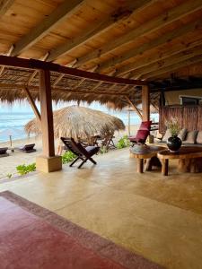 兹波利特Posada Mexico的海滩上一个带桌椅的凉亭