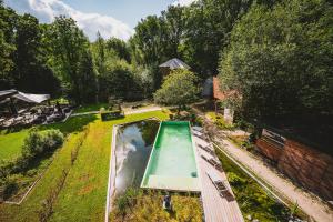 JurbiseUtopia Village - Art & Nature Lodges的花园游泳池的顶部景色