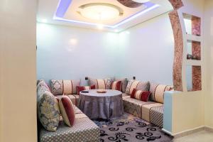 达赫拉ADAM APPARTEMENTS的客厅配有沙发和桌子