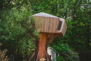 JurbiseUtopia Village - Art & Nature Lodges的树屋,坐在树顶上