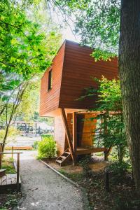 JurbiseUtopia Village - Art & Nature Lodges的一座小木房子,旁边设有门廊
