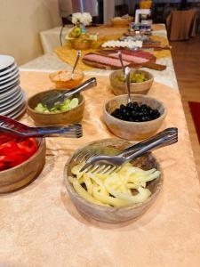 克拉约瓦巴伐利亚酒店的桌子上放着一碗食物的桌子