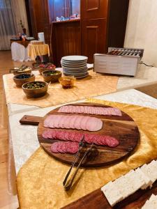 克拉约瓦巴伐利亚酒店的桌子上切板上的三块肉