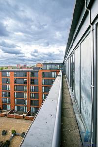 伯明翰City View Apartments的从大楼的阳台上可欣赏到风景。