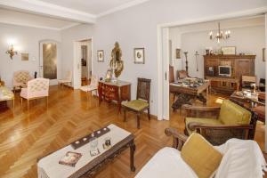雅典Vintage apartment KOLONAKI的客厅配有家具,位于木地板上