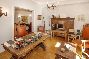 雅典Vintage apartment KOLONAKI的客厅配有桌子和电视