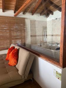 瓜塔佩Oak Tree house的一间带沙发和浴缸的浴室