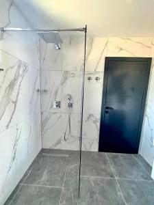 帕莱MANGATA的带淋浴的浴室和玻璃门