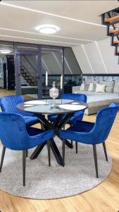 帕莱MANGATA的一间带桌子和蓝色椅子的用餐室