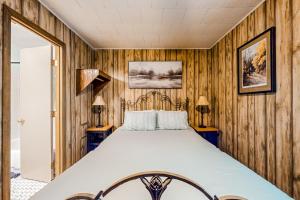 克莱顿White Pine Perch的木墙客房的一张床位