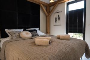 VeldenB&B Oak的一间卧室配有一张大床和两个枕头