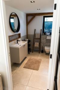 VeldenB&B Oak的一间带水槽和镜子的浴室