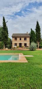 科尔多瓦Aljubea, tu casa rural en Cordoba的庭院前带游泳池的房子