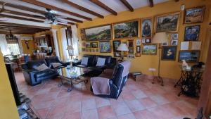 科尔多瓦Aljubea, tu casa rural en Cordoba的客厅配有沙发和桌子