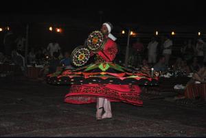 Bawatisafari desert的穿着多彩的装扮,装有风扇的人