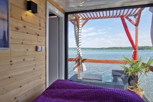 吉福蒙尚波贝尔Ma maison sur L'eau - Lac du Der的一间卧室设有水景窗户