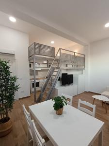 巴约讷MiniLoft Baiona -的客厅设有白色桌子和楼梯。