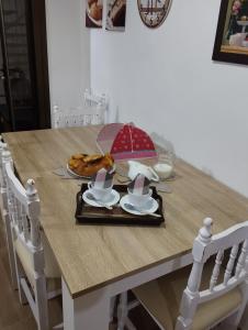 贝尔蒙特Casa Rural La Simona的一张桌子,上面有盘子和一把雨伞