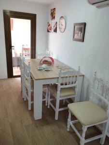 贝尔蒙特Casa Rural La Simona的白色的用餐室配有桌椅