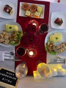 圣维罗尼卡HOTEL ARRECIFE的餐桌,带食物盘和酒杯