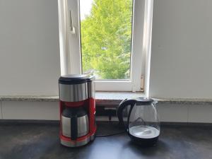 美因茨Privatzimmer im Schlesischen Viertel - nahe Uniklinik的窗前桌子上两个咖啡壶