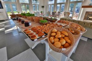 达特恰达特恰多丽丝酒店的餐桌上的自助餐,包括一篮子的食物