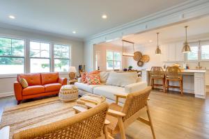 朗布兰奇Sleek Long Branch Vacation Rental with Yard and Patio!的带沙发和椅子的客厅以及厨房。