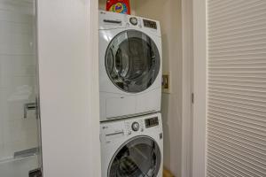 旧金山San Francisco Condo Less Than 1 Mi to Union Square!的两台洗衣机堆在房间上