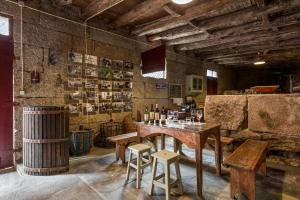 梅桑弗里乌Quinta Barqueiros D'Ouro - Casa da Música的酒吧配有木桌和2张凳子