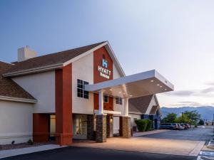 科罗拉多斯普林斯Hyatt House Colorado Springs Airport的酒店前方的 ⁇ 染