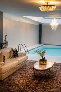 墨西哥城Mansión Papilio的带沙发和游泳池的客厅