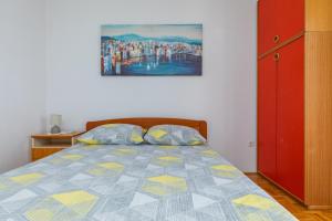 麦米科Apartment Mimice 11045b的卧室配有一张床,墙上挂有绘画作品