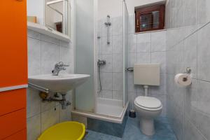 麦米科Apartment Mimice 11045b的浴室配有卫生间、盥洗盆和淋浴。