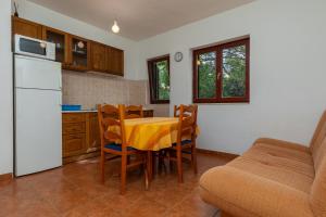 麦米科Apartment Mimice 11045b的厨房配有桌椅和冰箱。