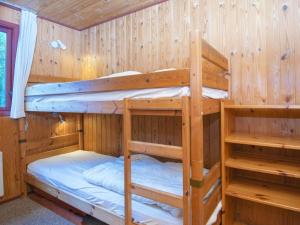 Remmer StrandThree-Bedroom Holiday home in Struer 1的小屋内设有一间带两张双层床的卧室