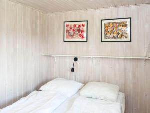 莱姆维Two-Bedroom Holiday home in Lemvig 1的卧室配有2个白色枕头和架子