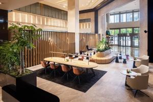 仁川市仁川喜来登大酒店 的大堂设有桌椅和植物