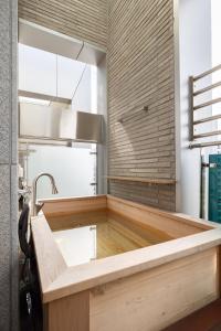 仁川市OCEAN PARK 9的厨房设有大型木制浴缸。