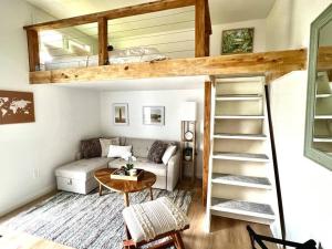 凯阿奥Hale ‘Aina (Country Cottage)的客厅配有高架床和沙发