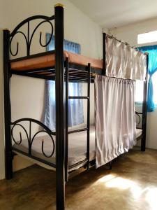纳通市The Dreamcatcher or Samui sunset Hostel的带窗户的客房内的两张双层床